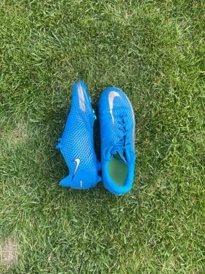 Blå Nike phantom fotbollsskor med dobbar