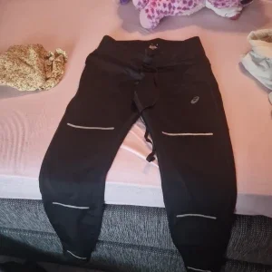 Svarta träningsbyxor från Asics
