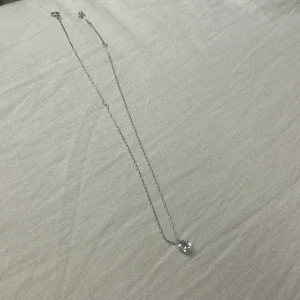 Silverhalsband med glittrande sten