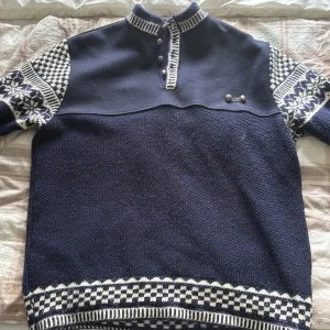 Mörkblå norsk stickad tröja Score XL