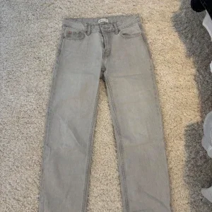 Grå jeans från Gina Perfect Jeans, stl 34