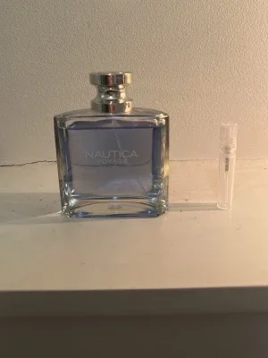 Nautica Voyage parfym blå glasflaska