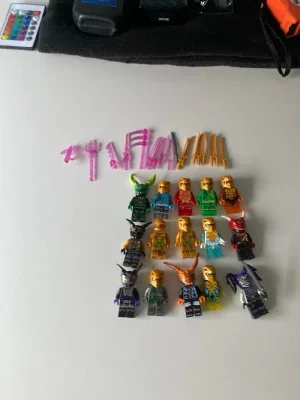 Lego Ninjago minifigurer och vapen