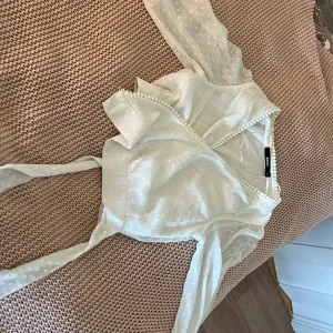 Vit omlottblus från Bik Bok XS