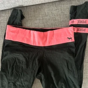 Svarta leggings från PINK