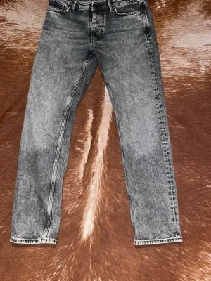 Grå tvättade raka jeans