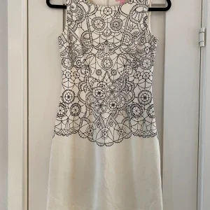 Vit klänning med svart mönster i strl XS från Lilly Pulitzer modell Julianna dress lace you there