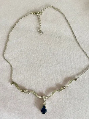Halsband med blå sten
