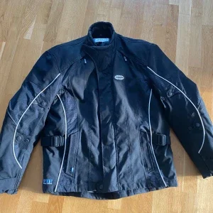 MC jacka från Jofama med vita detaljer