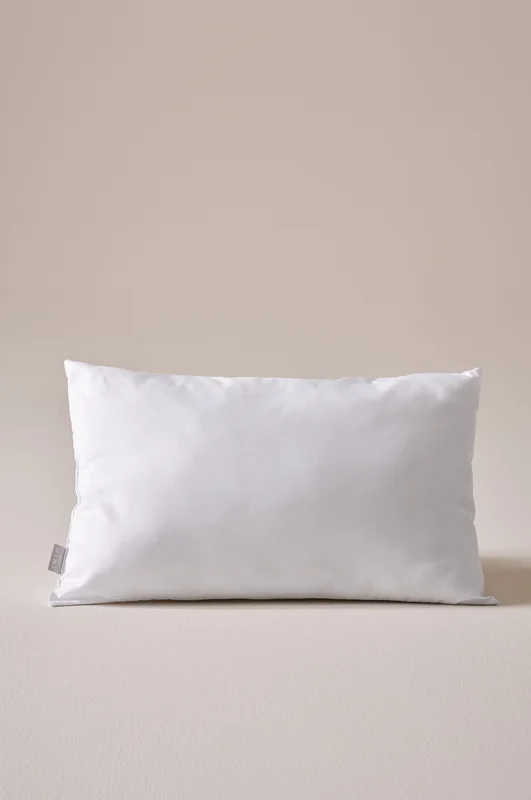 Jotex - MAURI MINI lapsentyyny matala 55x35 cm Valkoinen - Osta Peitot & tyynyt Jotex