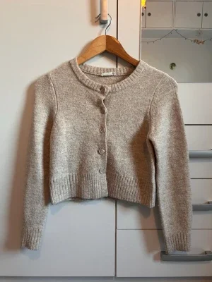 Beige kofta från MNG med knappar