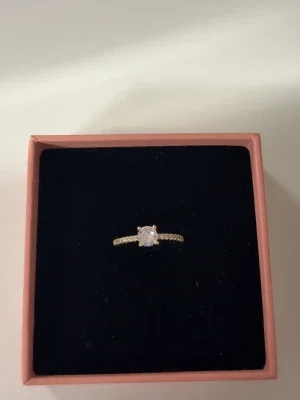 Guldfärgad ring med stor sten