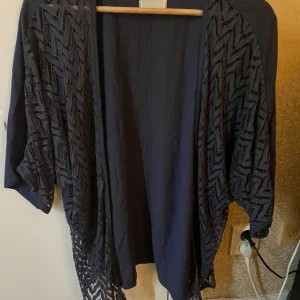 Svart kimono från Object