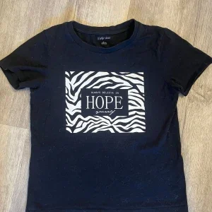 Svart t-shirt med zebramönster från Ellos