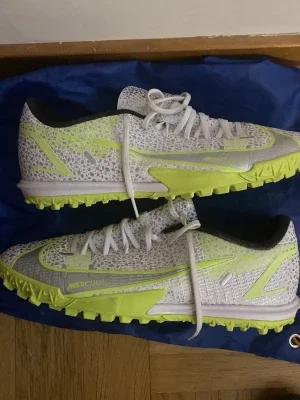 Nike Phantom GX fotbollsskor vit grusskor