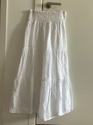 Vit lång kjol från Gina Tricot