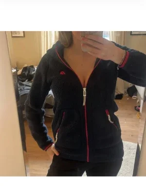 Mörkblå fleecehoodie med dragkedja