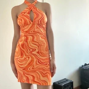 Livlig orange klänning