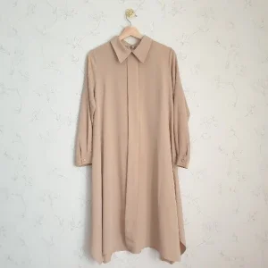 Beige lång skjorta guldknappar