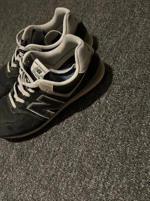Svarta New Balance sneakers