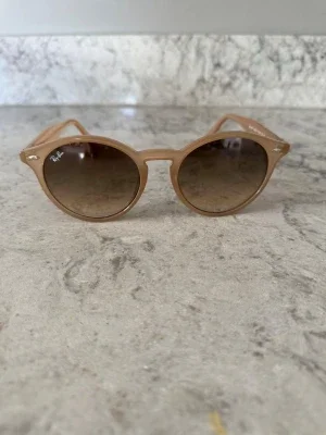 Beige runda Ray-Ban solglasögon