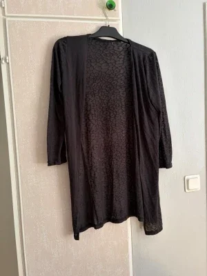 Svart lång cardigan med mönster
