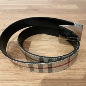 Burberry bälte med klassiskt rutmönster