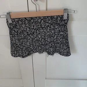Svart blommig topp