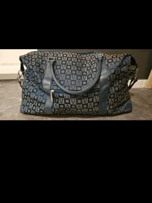 Blå weekendbag med mönster