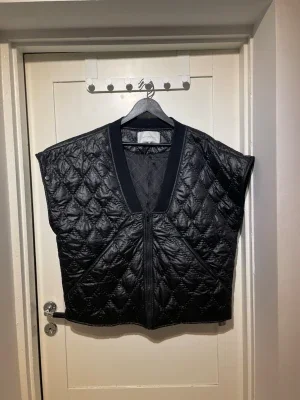 Svart Quiltad Copenhagen Muse jacka med avtagbara ärmar