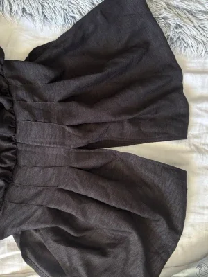 Svarta vida linneshorts