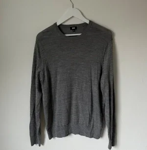 Grå ulltröja från Uniqlo