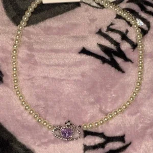 Vivienne Westwood pärlhalsband med lila hjärta