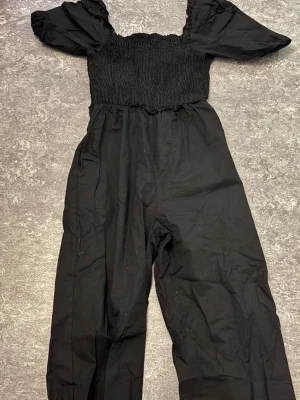 Svart byxdress med puffärm