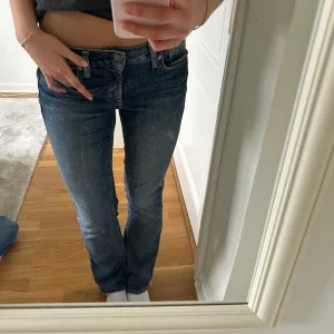 Blå bootcut jeans från Silver Jeans