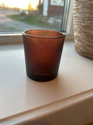 Brun ljuslykta från Rituals