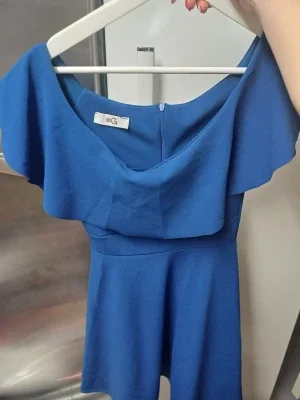 Blå offshoulder klänning från Zalando