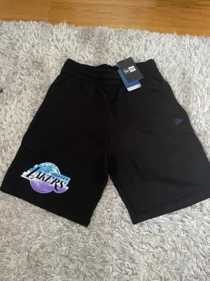 Svarta Lakers shorts från New Era XS