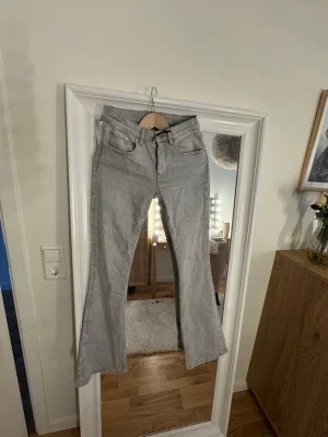 Ljusgrå bootcut jeans