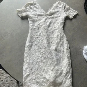 Vit spetsklänning från Club L