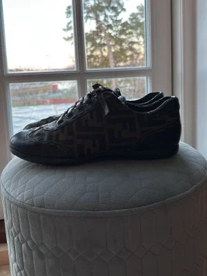 Bruna Fendi sneakers med FF-mönster