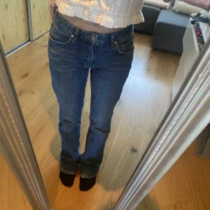 Lågmidjade utsvängda jeans