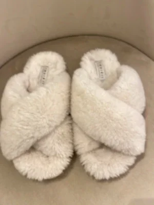 Vita fluffiga tofflor från Inuikii
