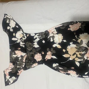 Blomnig off shoulder klänning