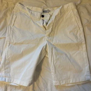 Vita shorts från NN07
