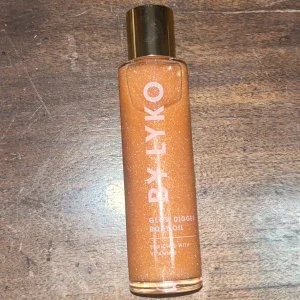 Glow Digger Body Oil från By Lyko