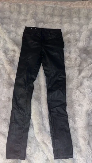 Svart coated jeans VILA