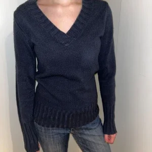 Mörkblå stickad tröja från Bonprix
