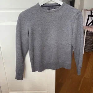 Grå ulltröja från Tommy Hilfiger