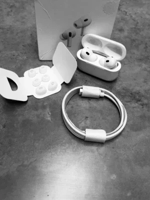 Vita Apple AirPods Pro med tillbehör
